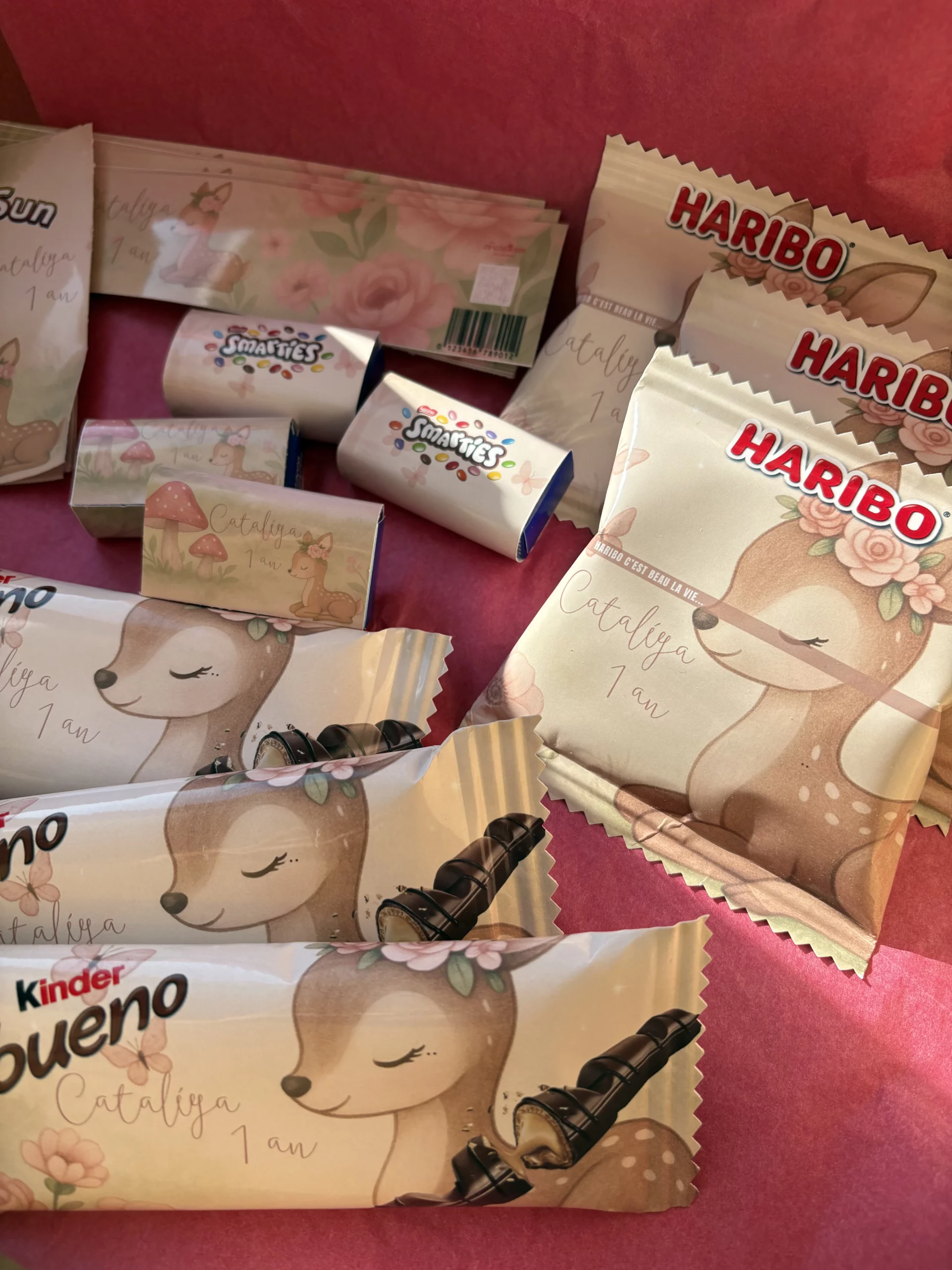 Sachets de douceurs personnalisés décorés de fleurs roses