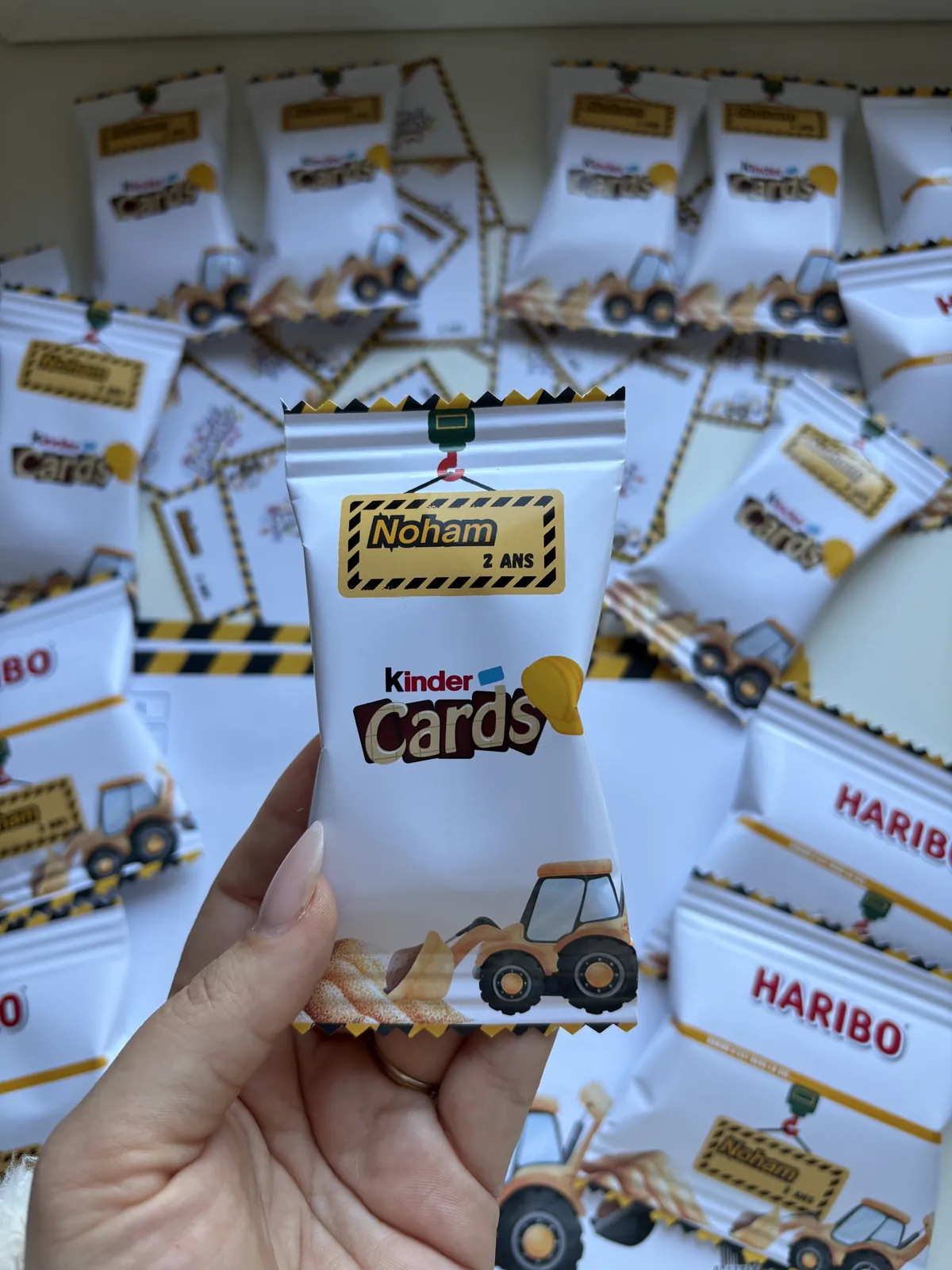 Kinder Cards personnalisés au prénom pour un anniversaire thème chantier